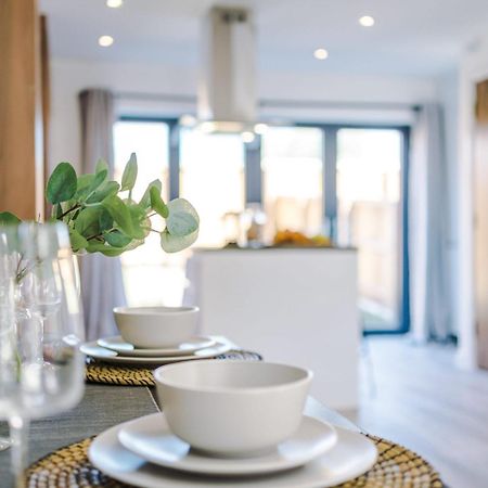 Villa Rest&Recharge At Waterway House Manchester Esterno foto
