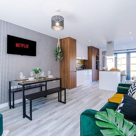 Villa Rest&Recharge At Waterway House Manchester Esterno foto