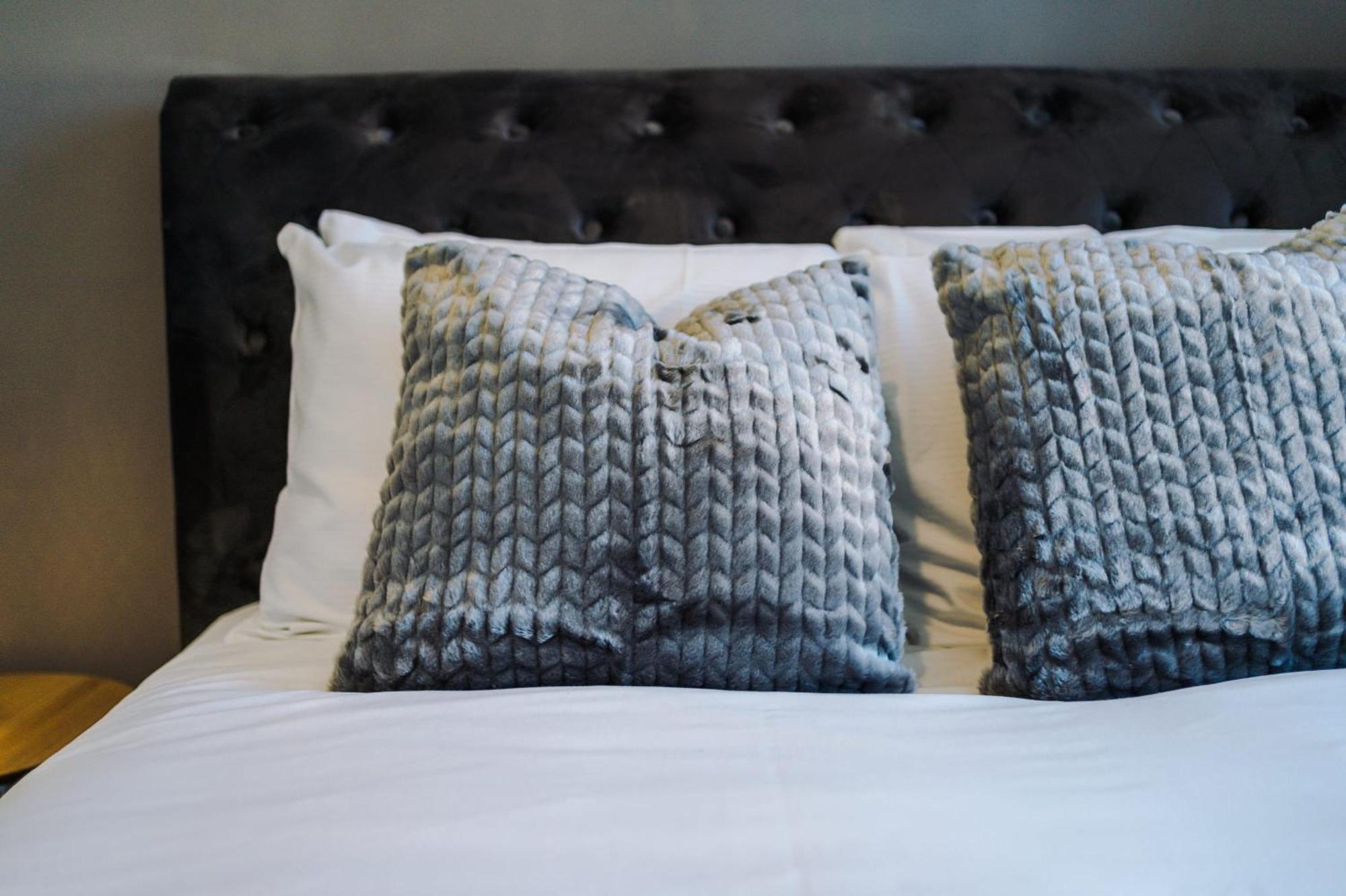 Villa Rest&Recharge At Waterway House Manchester Esterno foto