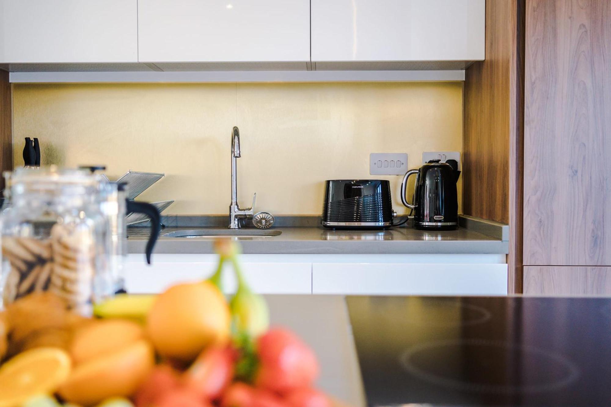 Villa Rest&Recharge At Waterway House Manchester Esterno foto