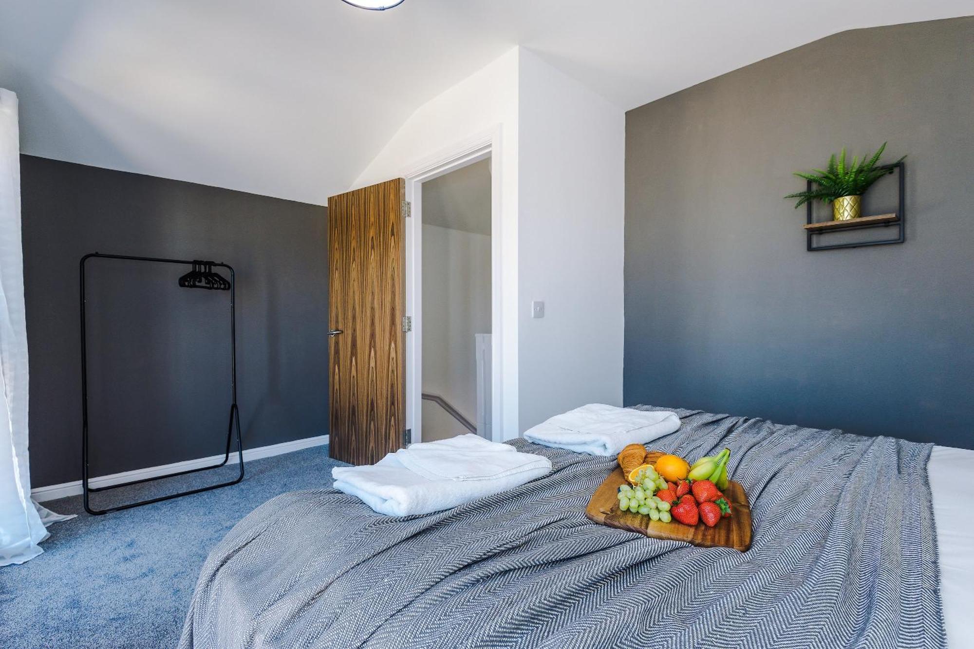 Villa Rest&Recharge At Waterway House Manchester Esterno foto