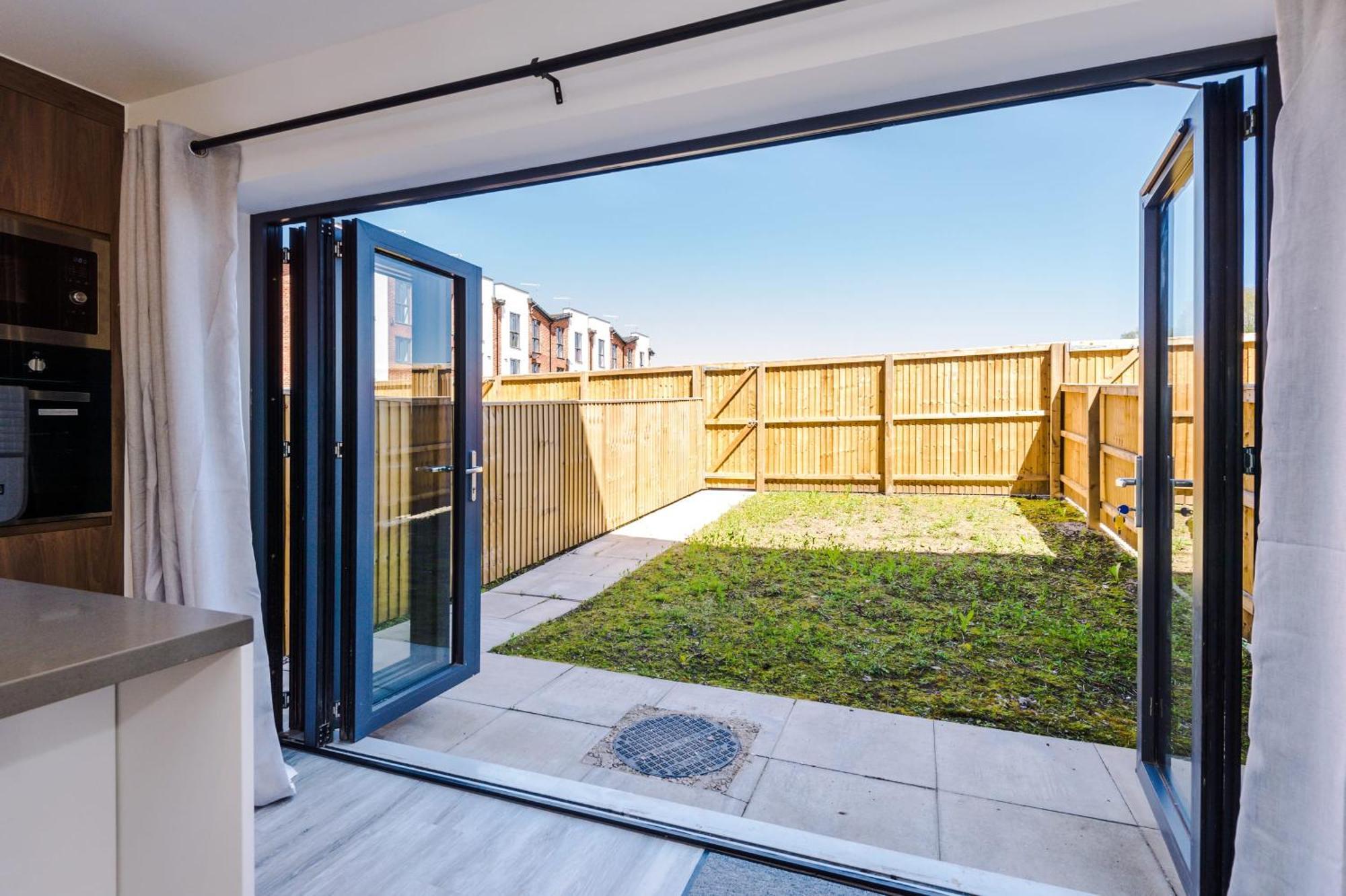 Villa Rest&Recharge At Waterway House Manchester Esterno foto