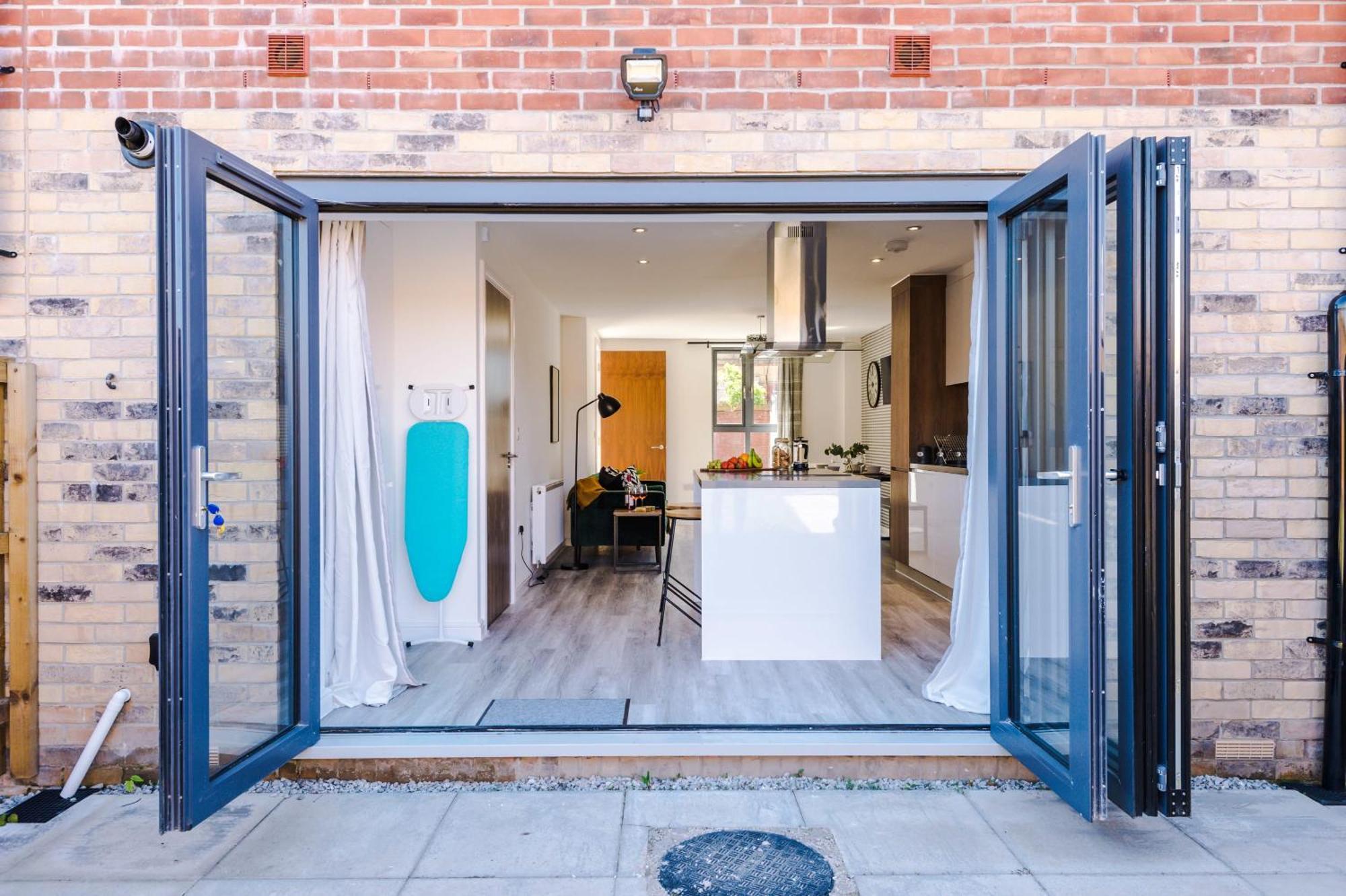 Villa Rest&Recharge At Waterway House Manchester Esterno foto