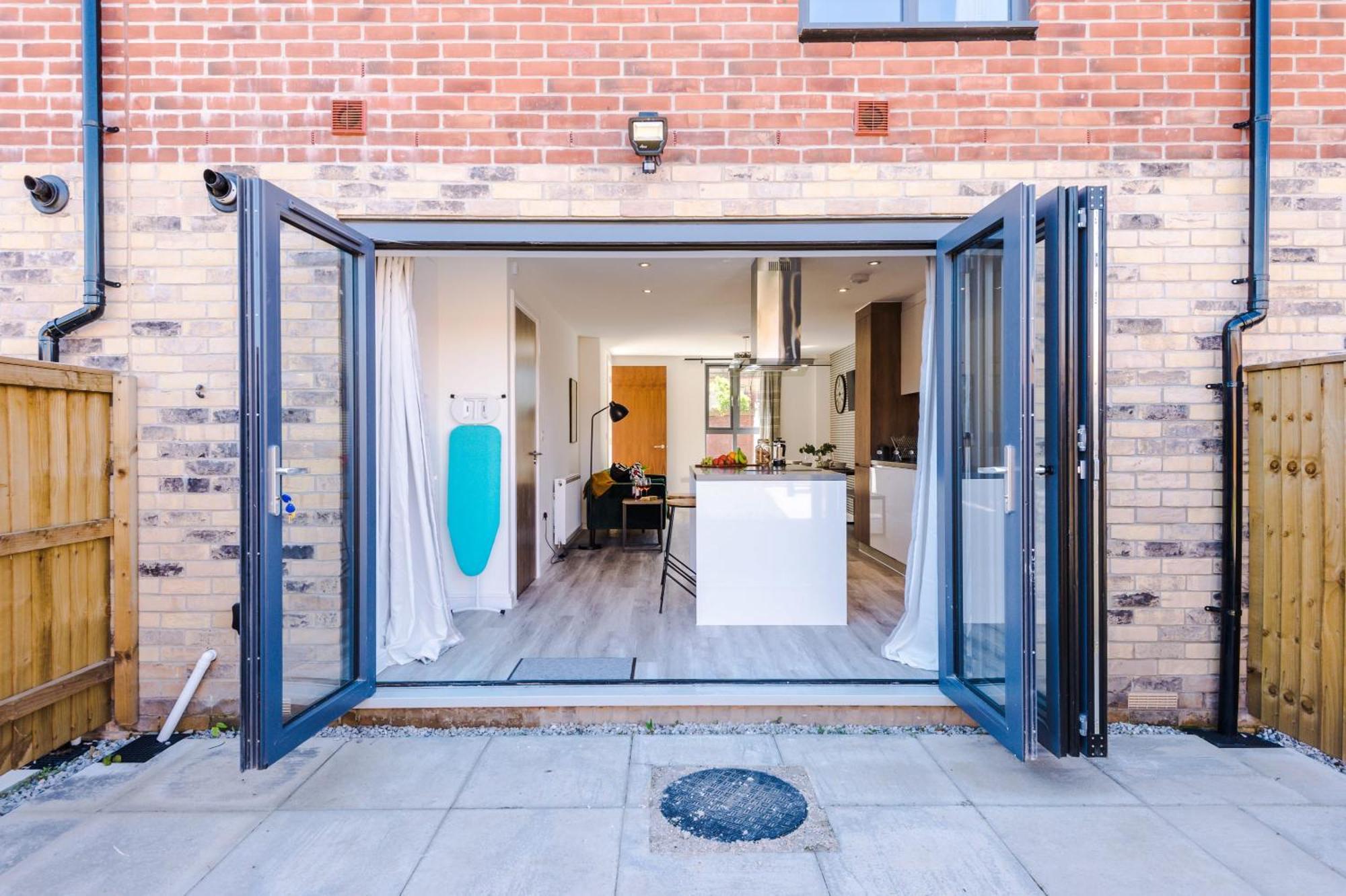 Villa Rest&Recharge At Waterway House Manchester Esterno foto