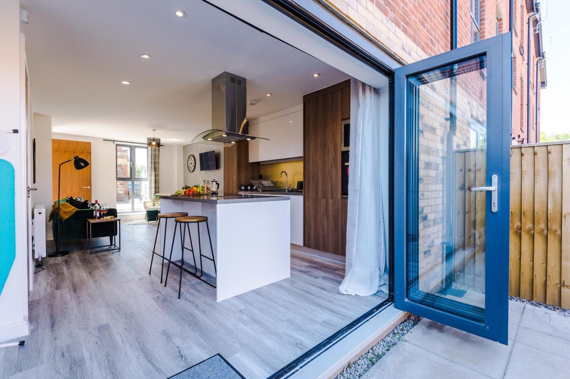 Villa Rest&Recharge At Waterway House Manchester Esterno foto